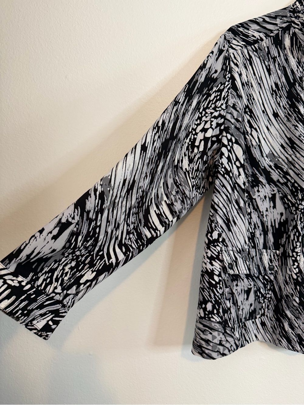 Zenergy Chico’s Activewear Jacket Size 3 (XL 16) Black Gray Abstract Full Zip - Picture 2 of 8
